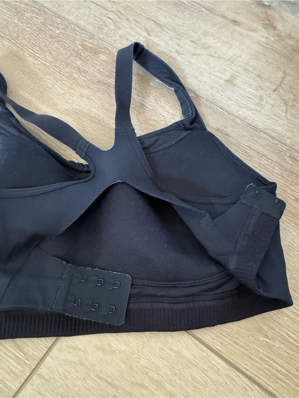 Lululemon All Powered Up Bra in black size Medium (8-10) will fit most B-D cups - Picture 7 of 8
